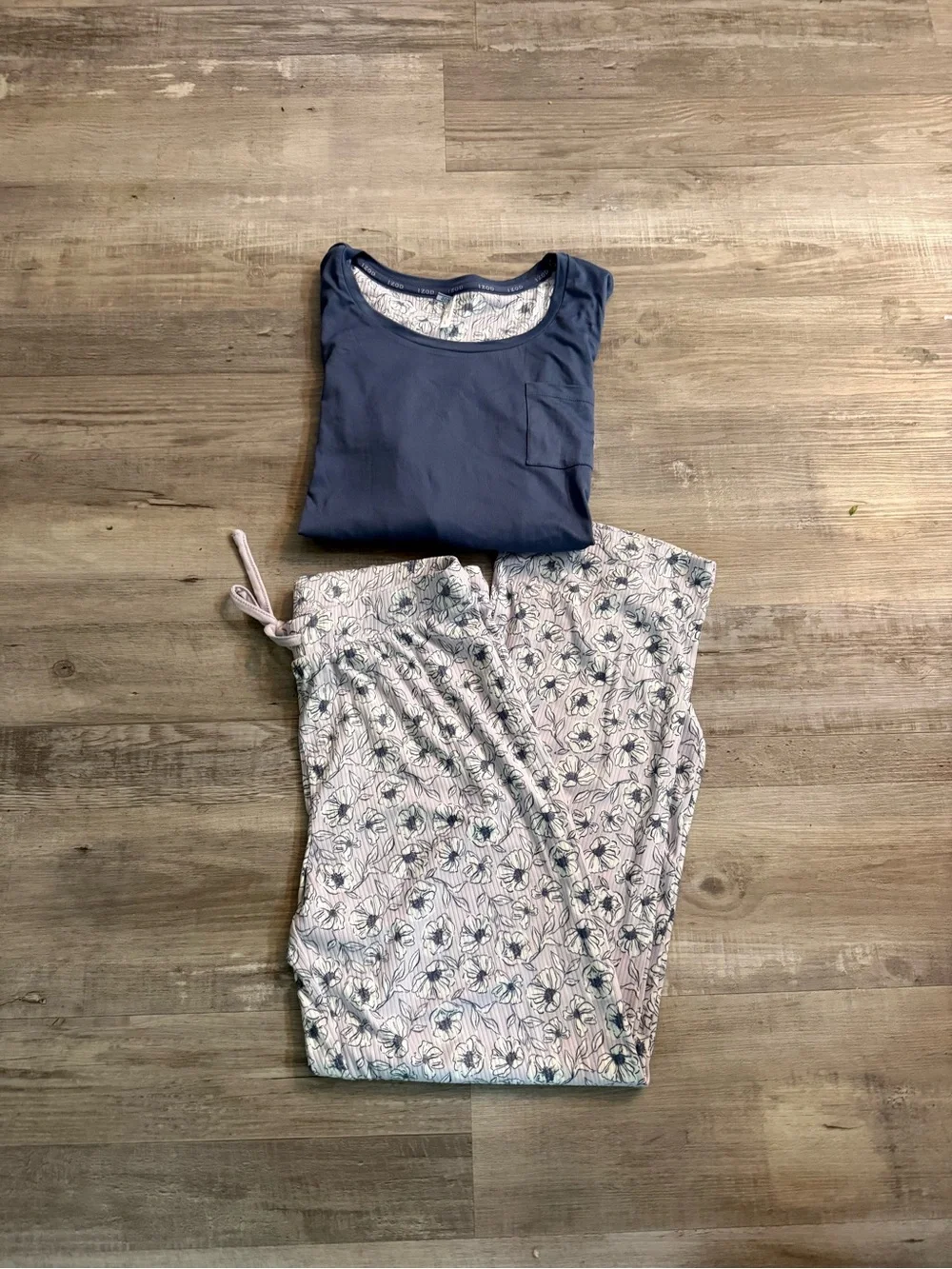 Izod Two-Piece Pajama Set  Top and Light Floral Pants - Picture 2 of 2